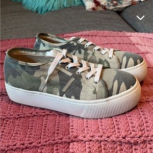 steve madden camo platformed tennis shoes!